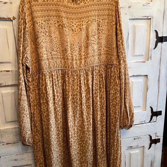 Tan Maxi Sundress with V-neck and Bishop Sleeves - Picture 9 of 11